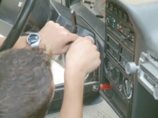 Trei tineri, între care şi minori, prinşi furând dintr-o maşină parcată